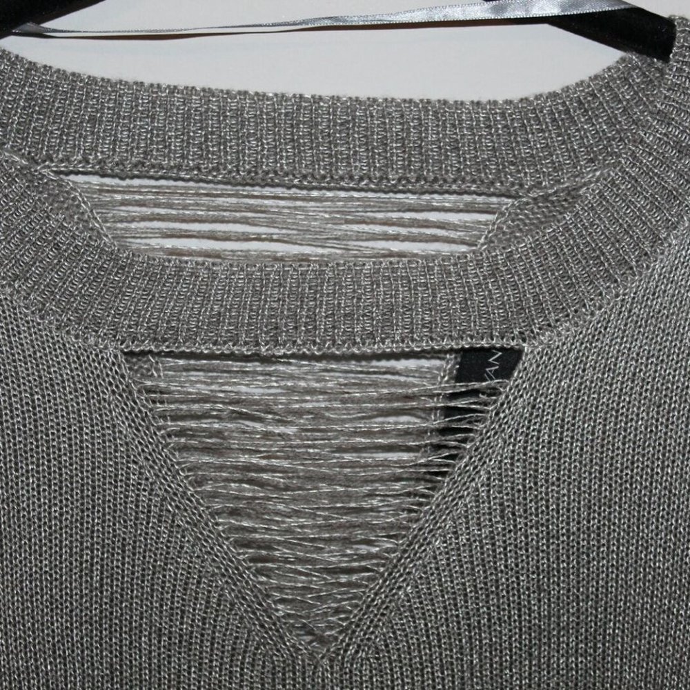 ✨2/$20 Lane Bryant Slashed Metallic Gray V-neck Lightweight Sweater LS HW9199 - Picture 4 of 9